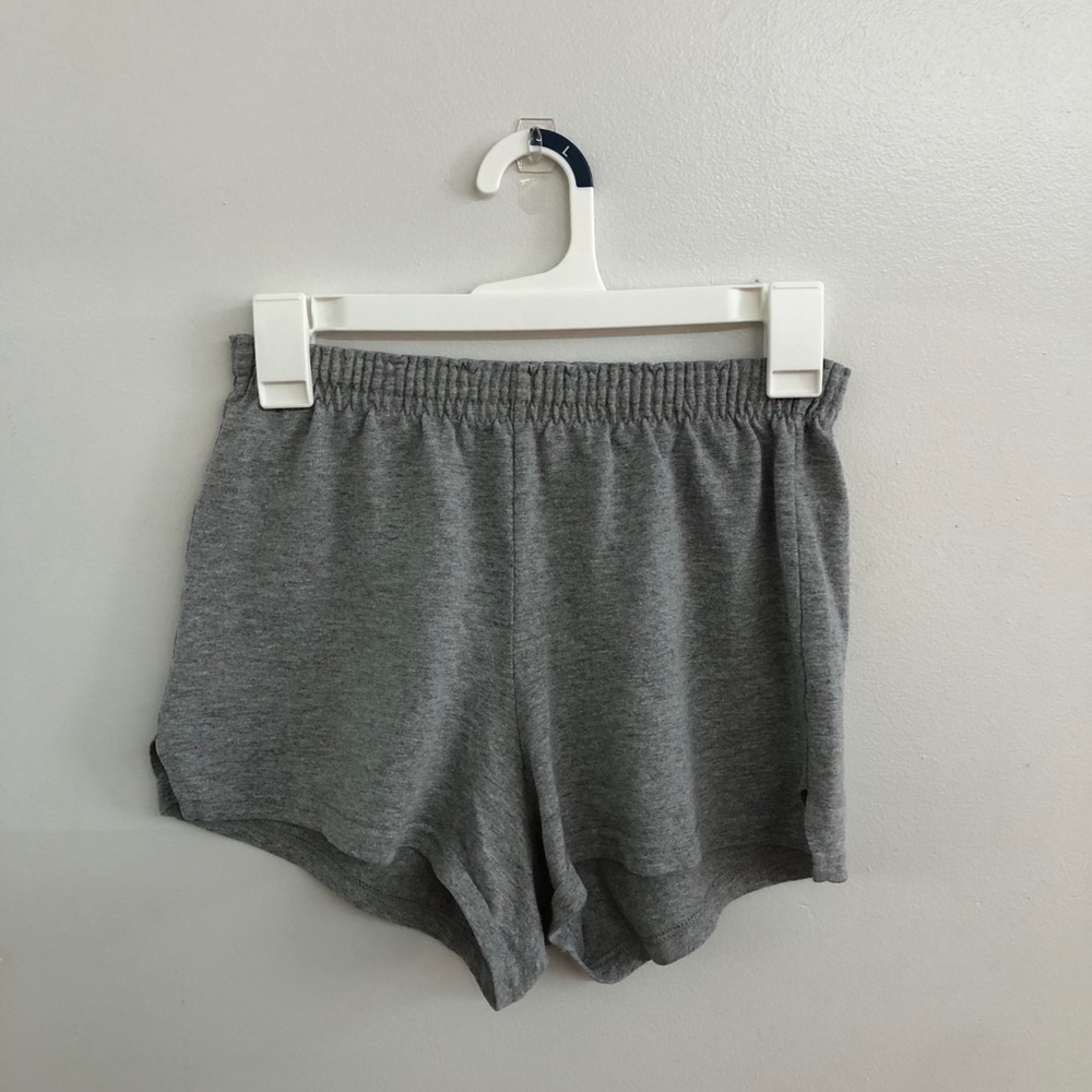 grey shorts